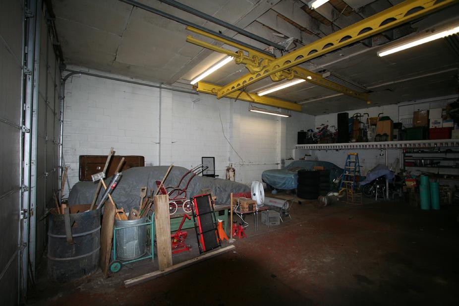 LARGE COMMERCIAL GRADE GARAGE FOR RENT NEAR SEWICKLEY PA
