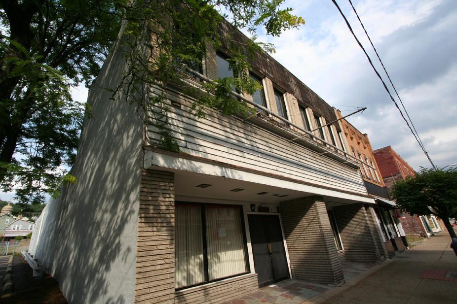 HIGH TRAFFIC STREET RETAIL OFFICE BUILDING FOR SALE AMBRIDGE PA